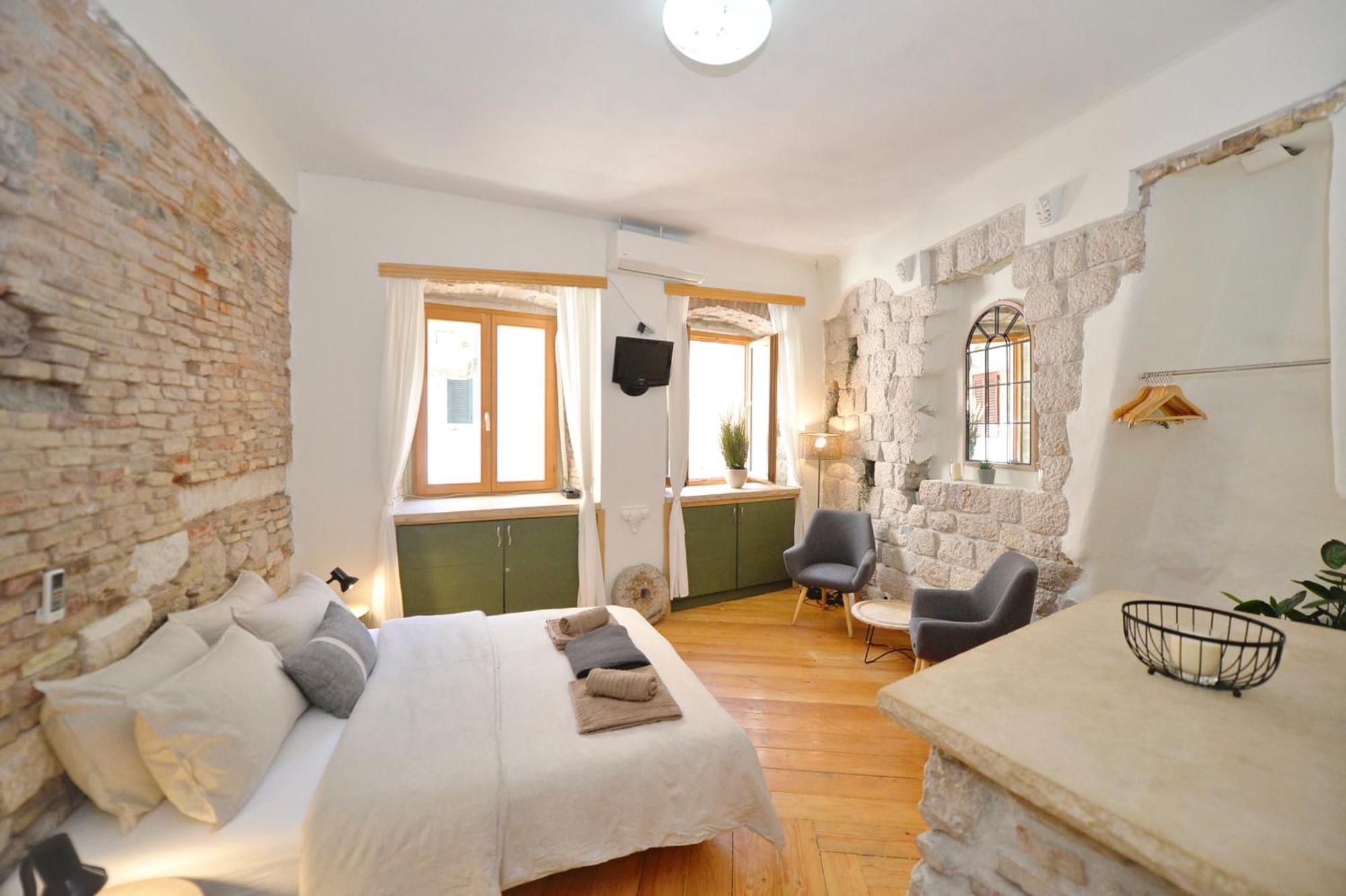 Charming In Apartment *